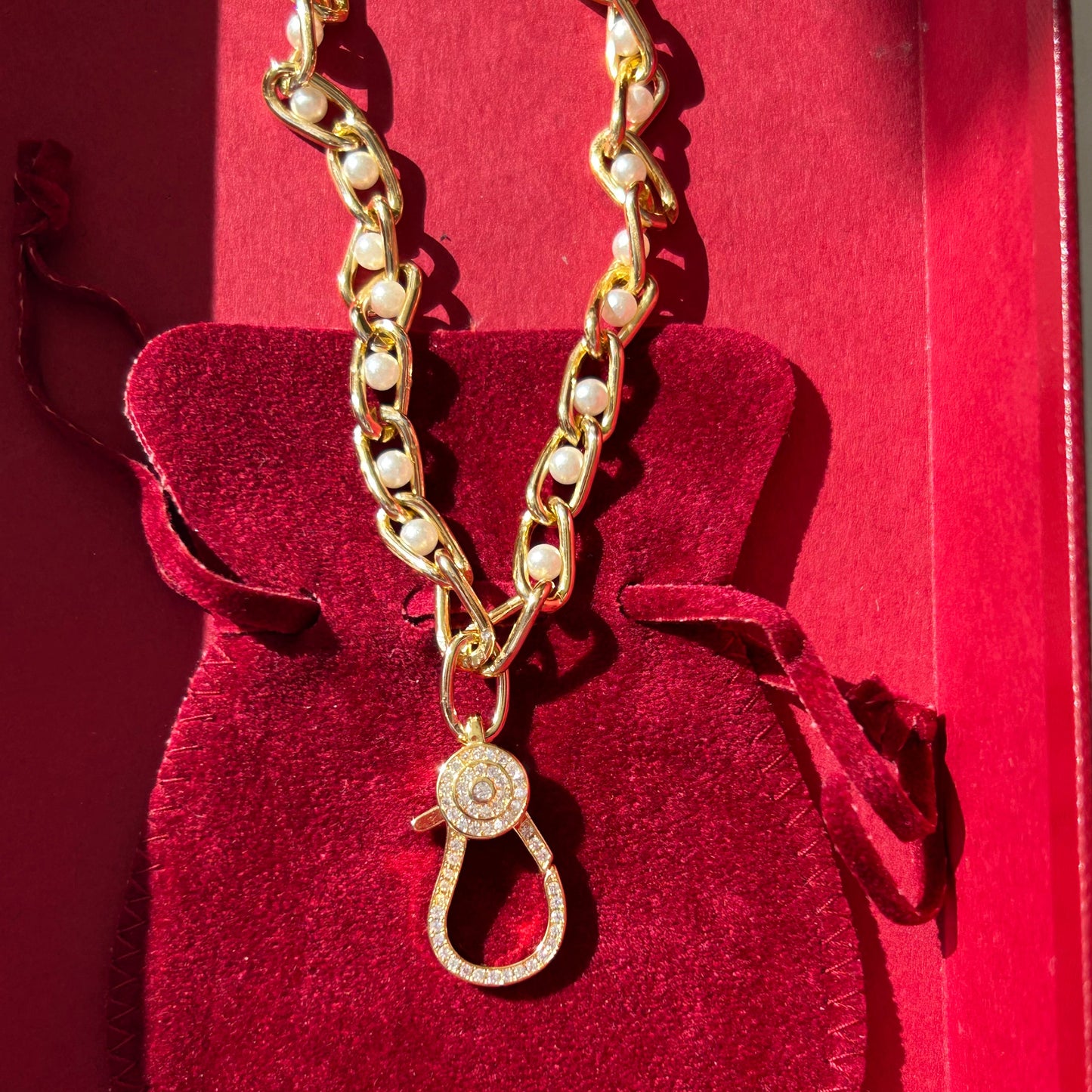 Pearl chain with lock